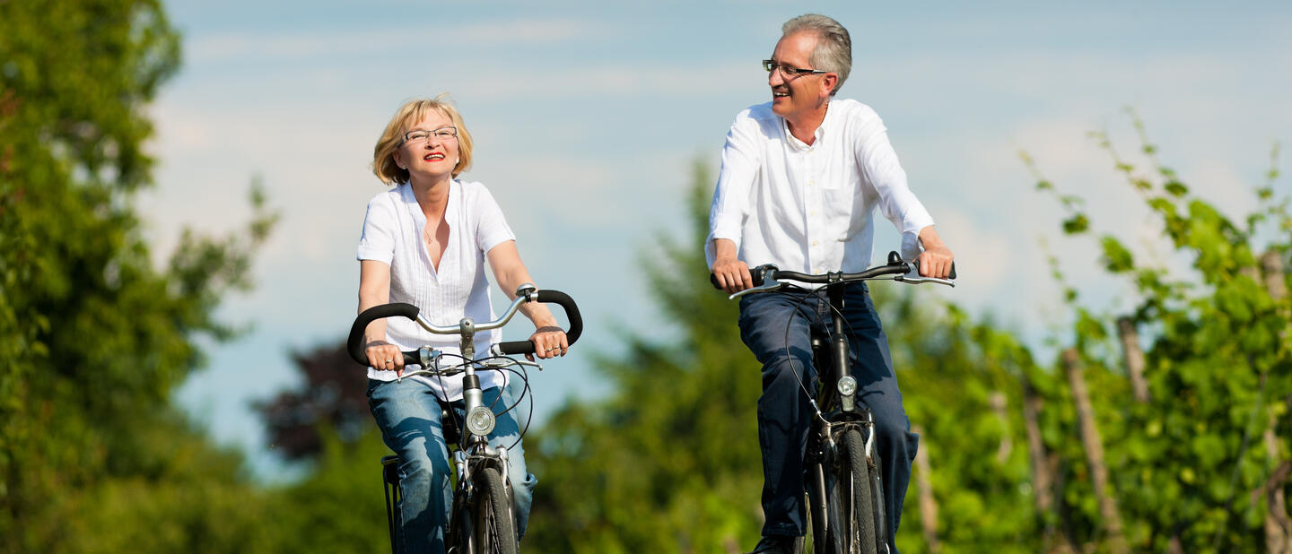 Man en vrouw fietsen door de natuur